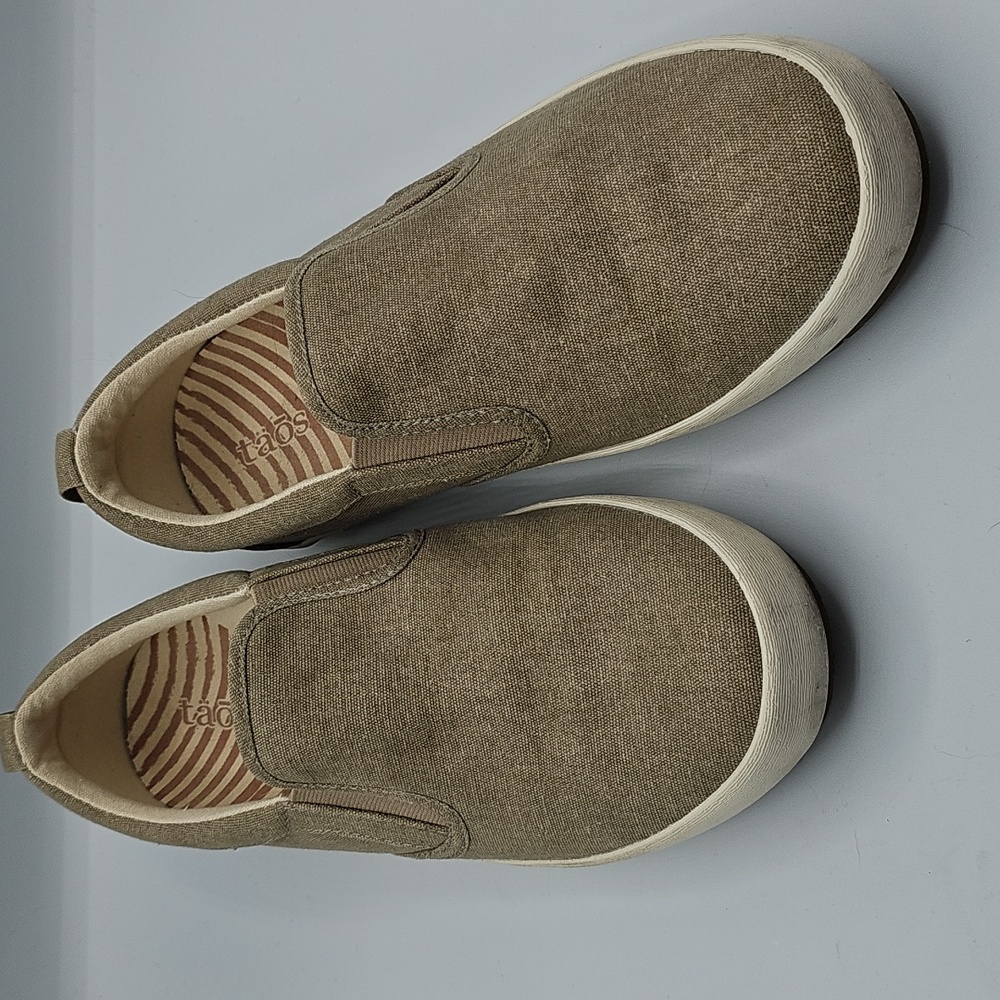Taos Footwear Tan Slip-On Flats Size 9